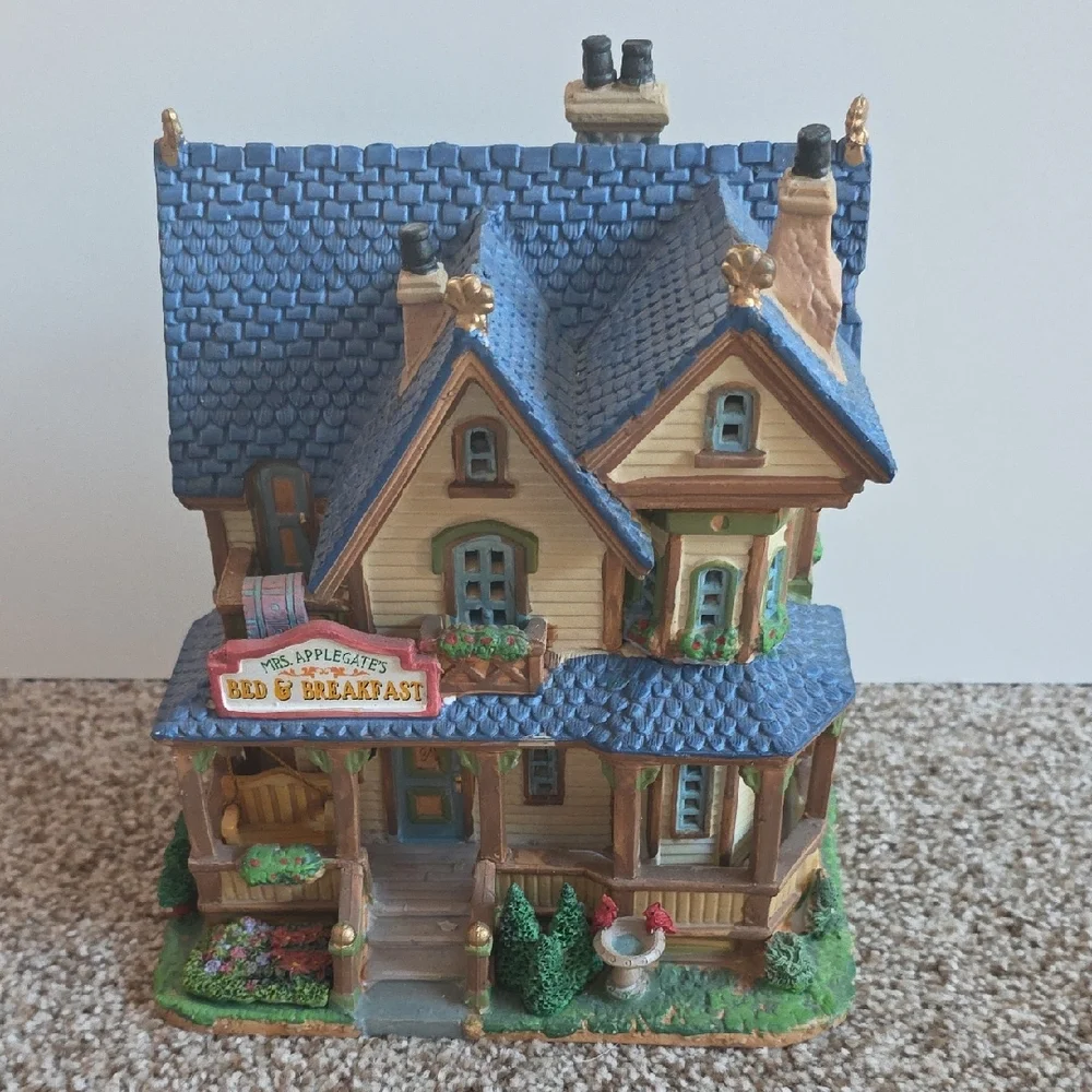Lemax Village Collection Mrs. Applegate's Bed & Breakfast